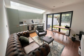 Contemporary 1 Bedroom Apartment in Peckham with Garden